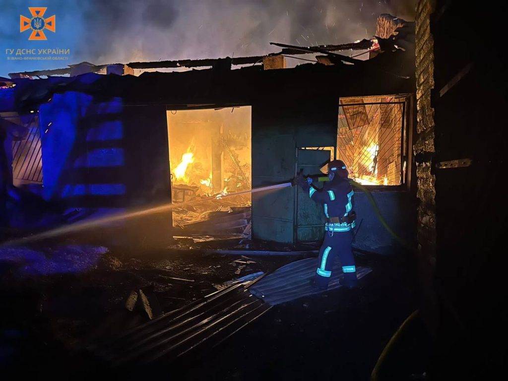 На Надвірнянщині вогнеборці понад дві години гасили пожежу столярного цеху. ФОТО
