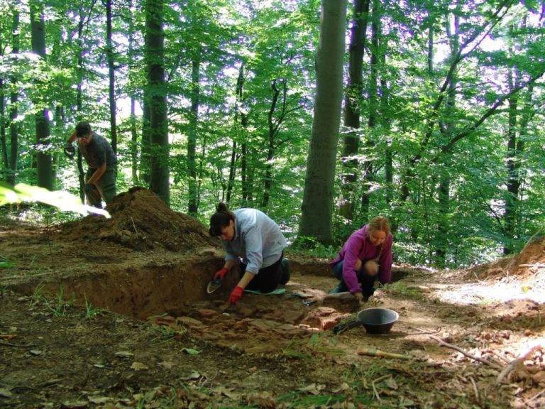 На Франківщині археологи виявили залишки житла трипільців