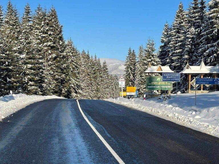 Дорожники забезпечили проїзд на Прикарпатті. ФОТО