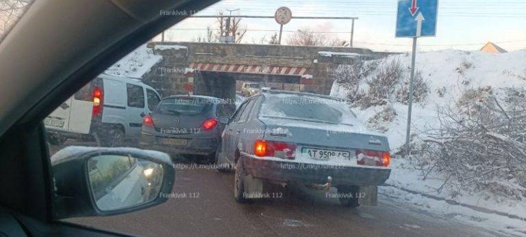 У Франківську: зіштовхнулися одразу три автівки. ФОТО