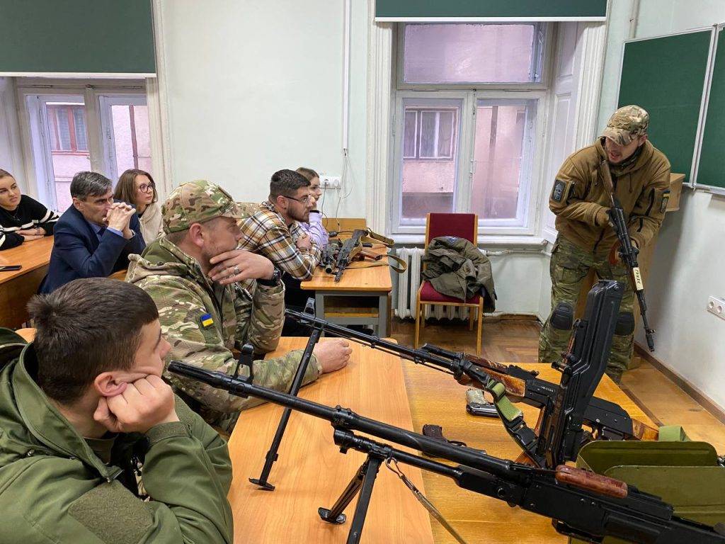 У франківському ВНЗ, викладачів та студентів вчать поводитись зі зброєю ФОТОРЕПОРТАЖ