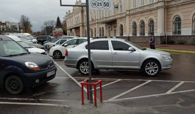 У Коломиї біля залізничного вокзалу запрацювала платна зона паркування