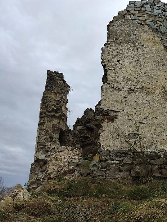 Обвалилась частина вежі Пнівського замку. ФОТО