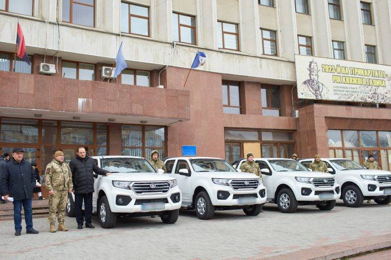 Франківська громада передала кулеметникам чотири новенькі пікапи