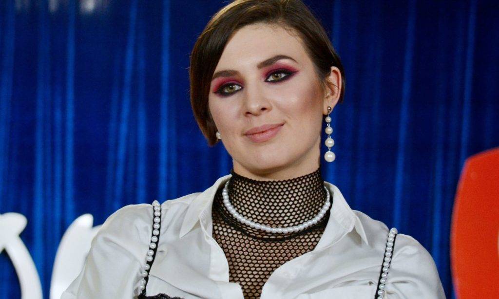 Зрадниця MARUV цинічно начепила заспівала українською