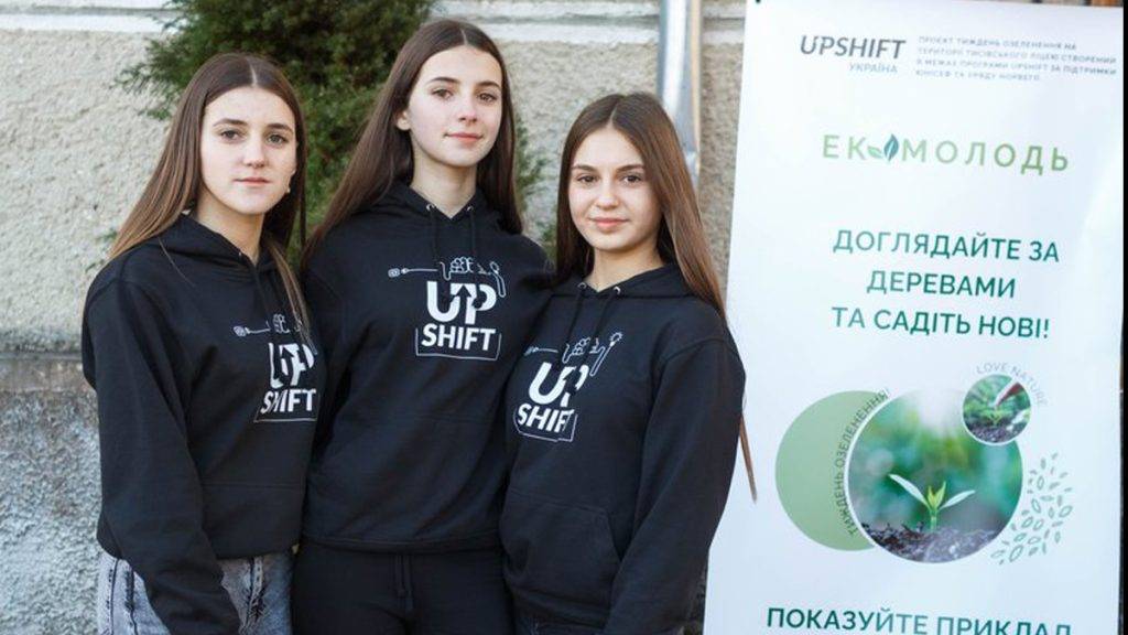 На Франківщині учні висадили біля ліцею понад 100 декоративних дерев і рослин