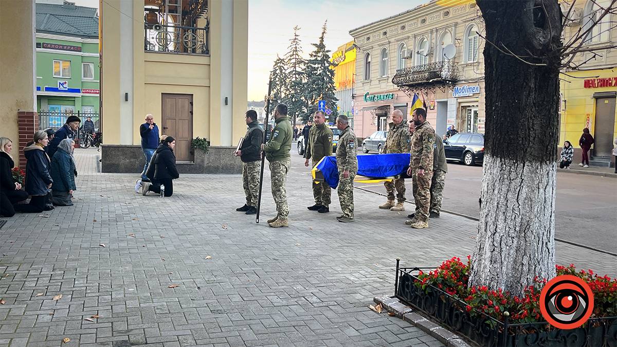 Коломияни зустріли скорботний кортеж із тілом бійця Ігоря Романчука