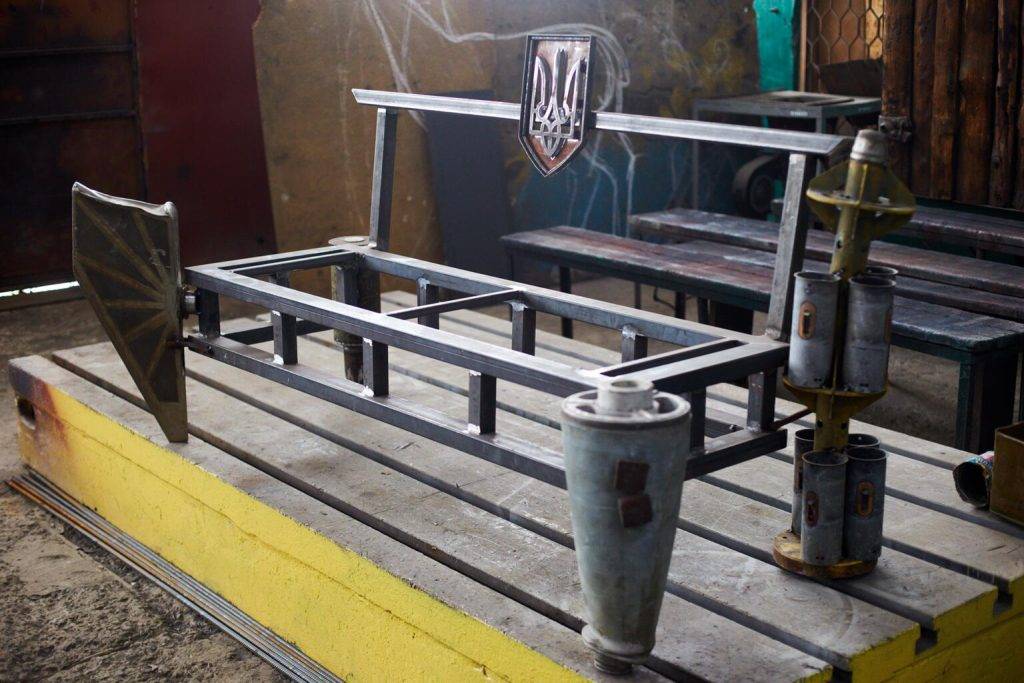 Ковалі створюють унікальну лавку, щоб допомогти 102-ій прикарпатській бригаді ТРО