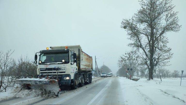 Дорожники розчищають автошляхи на Прикарпатті та рекомендують водіям утриматися від поїздок