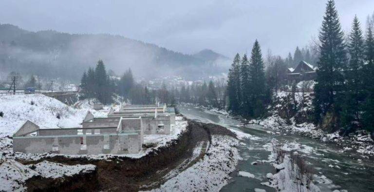 В курортному Татарові підприємець незаконно зводить котеджне містечко біля самого Прута