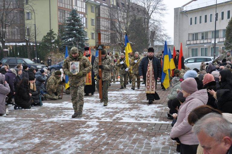 Стоячи на колінах: Богородчанська громада зустріла полеглого героя Тараса Григорука