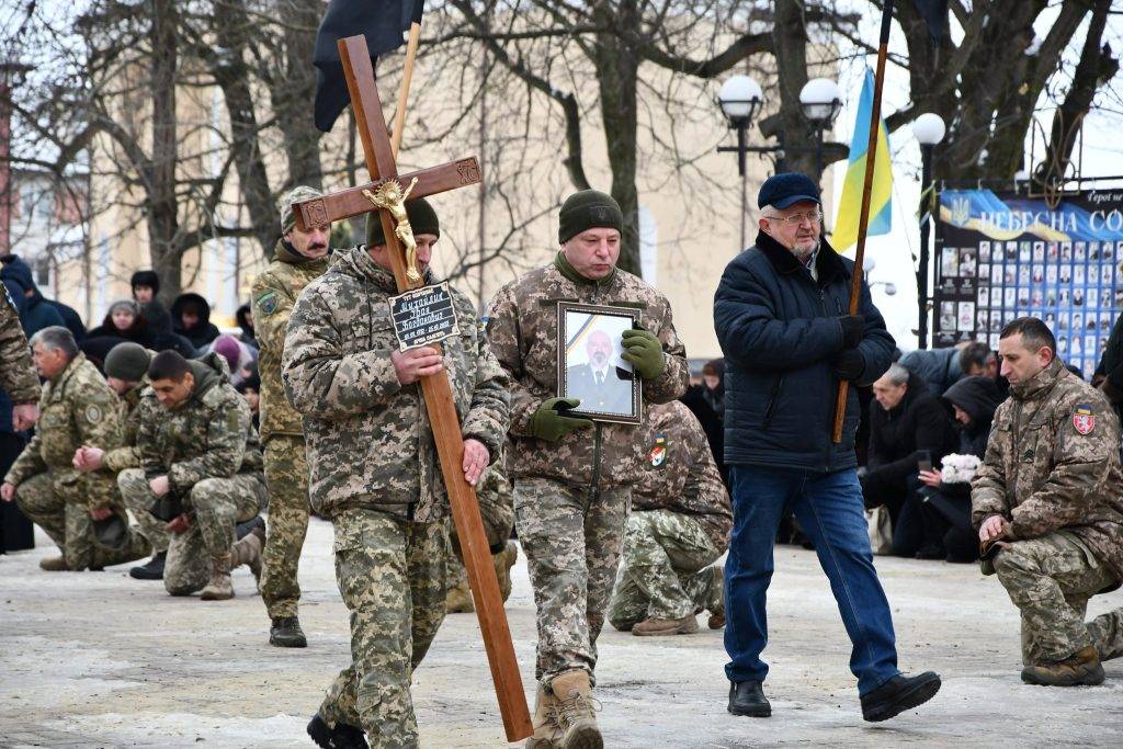 Мешканці Рогатинщини на колінах зустріли полеглого Івана Михайлика ФОТО