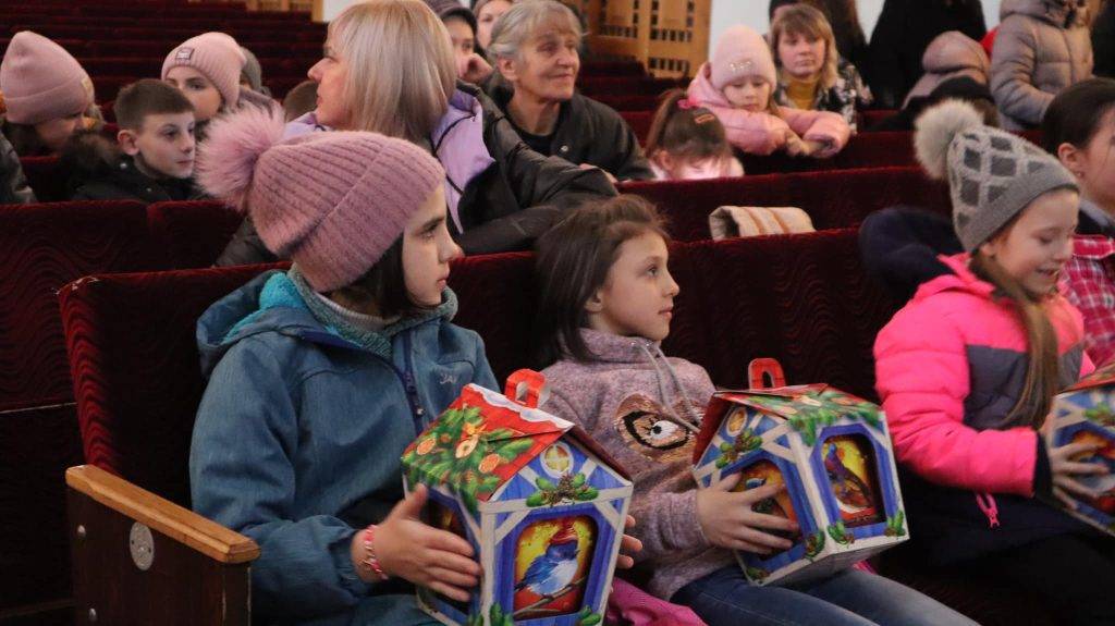 В місті Коломия, для трьохсот дітей пільгових категорій, влаштували свято Різдва