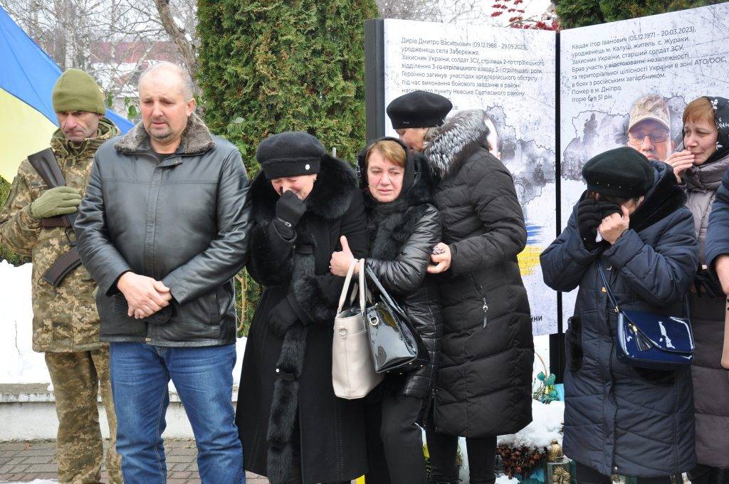 Стоячи на колінах: Богородчанська громада зустріла полеглого героя Тараса Григорука