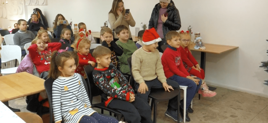Прикарпатські волонтери організували свято для діток-переселенців