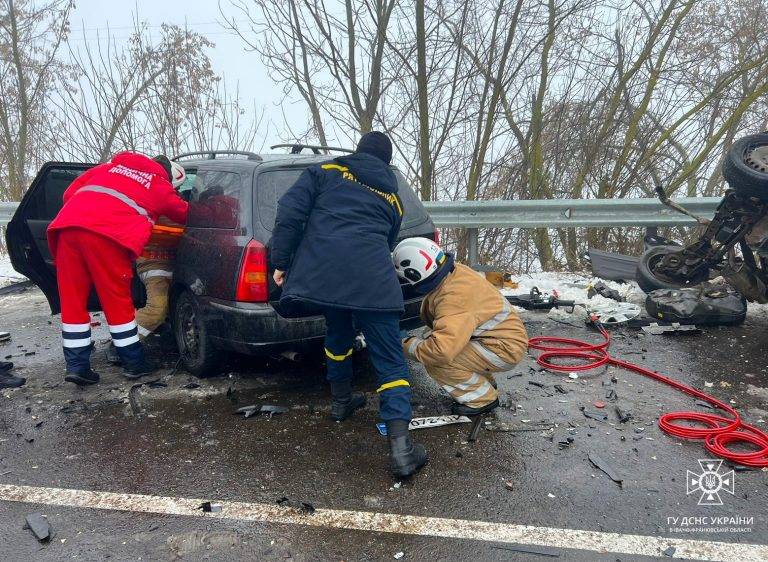 Прикарпатські рятувальники деблокували постраждалого з автомобіля, що потрапив у ДТП. ФОТО