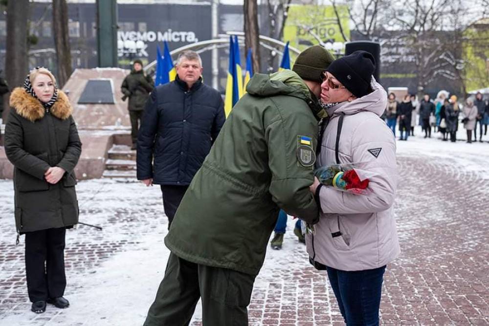 Матері загиблого нацгвардійця з Франківщини вручили "Золотий хрест" сина