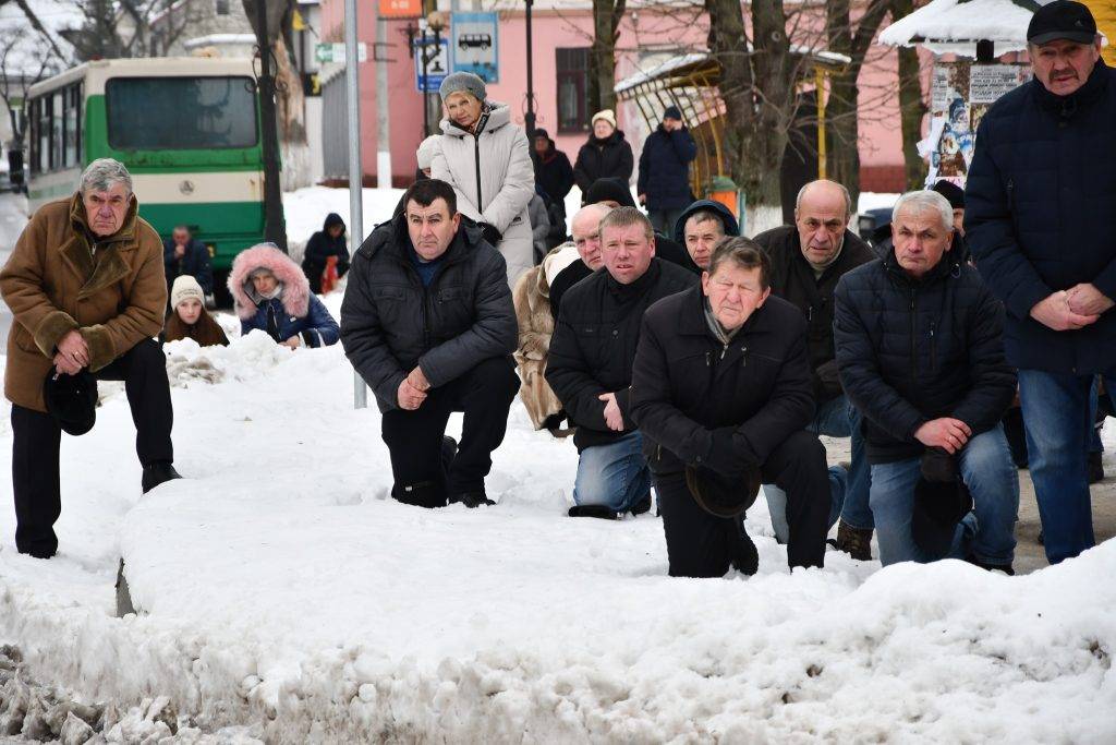 Мешканці Рогатинщини на колінах зустріли полеглого Івана Михайлика ФОТО