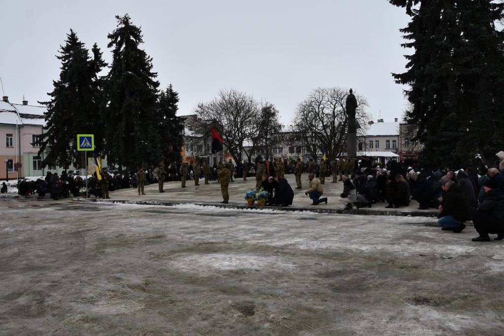 Мешканці Рогатинщини на колінах зустріли полеглого Івана Михайлика ФОТО