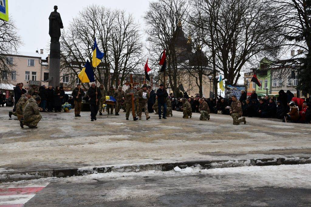 Мешканці Рогатинщини на колінах зустріли полеглого Івана Михайлика ФОТО