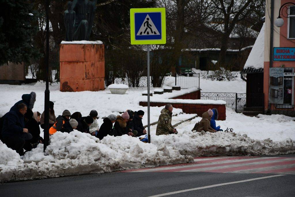 Мешканці Рогатинщини на колінах зустріли полеглого Івана Михайлика ФОТО