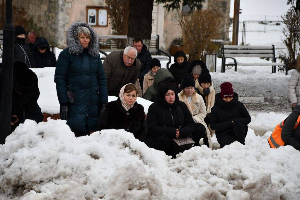 Мешканці Рогатинщини на колінах зустріли полеглого Івана Михайлика ФОТО