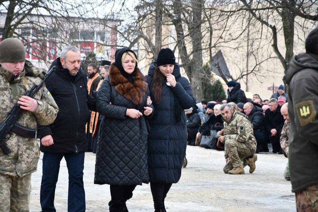 Мешканці Рогатинщини на колінах зустріли полеглого Івана Михайлика ФОТО