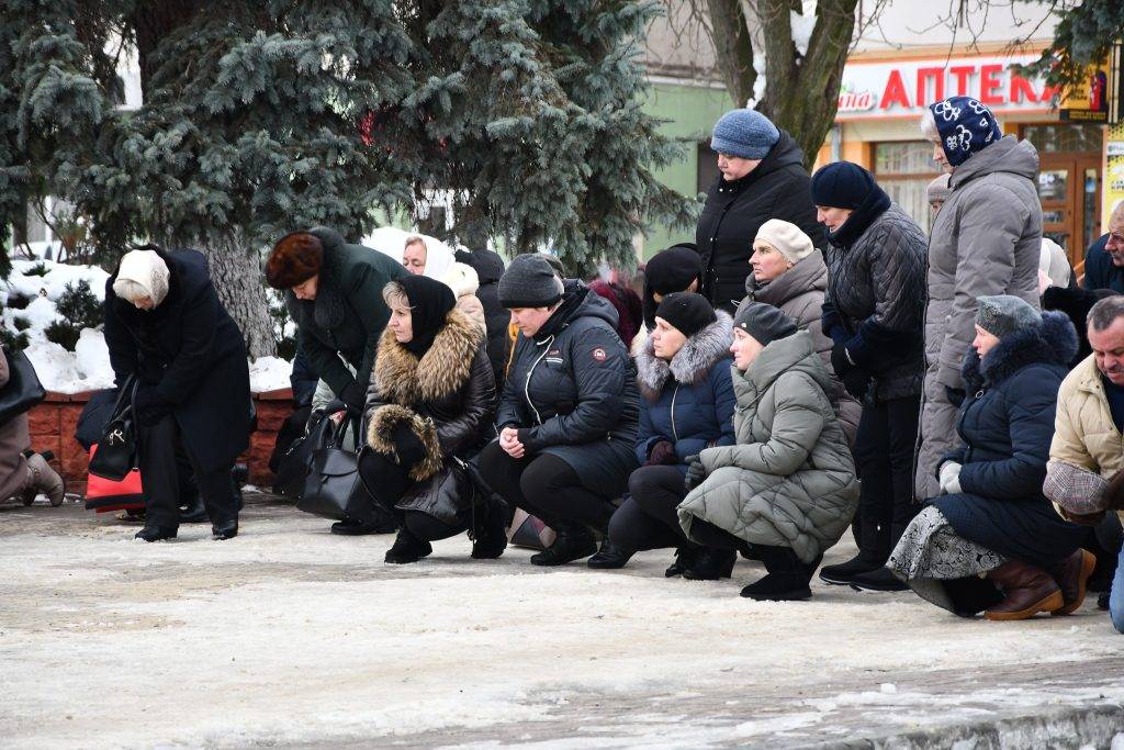 Мешканці Рогатинщини на колінах зустріли полеглого Івана Михайлика ФОТО