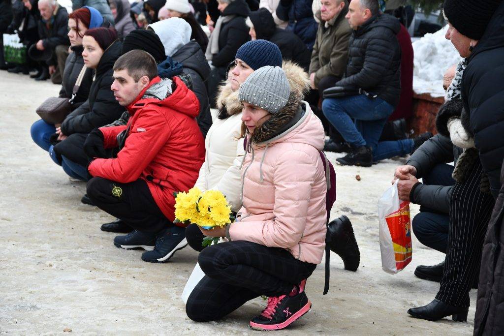 Мешканці Рогатинщини на колінах зустріли полеглого Івана Михайлика ФОТО