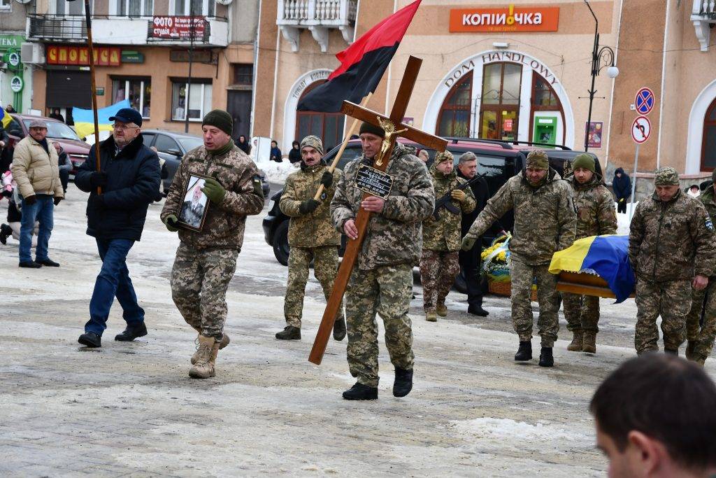 Мешканці Рогатинщини на колінах зустріли полеглого Івана Михайлика ФОТО