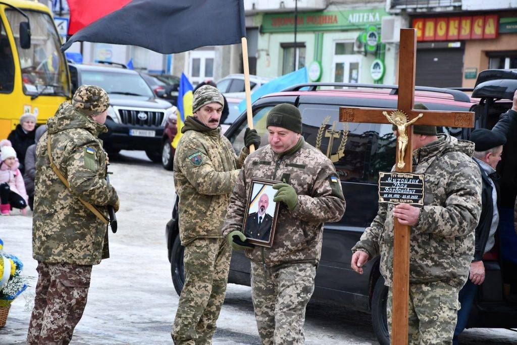 Мешканці Рогатинщини на колінах зустріли полеглого Івана Михайлика ФОТО