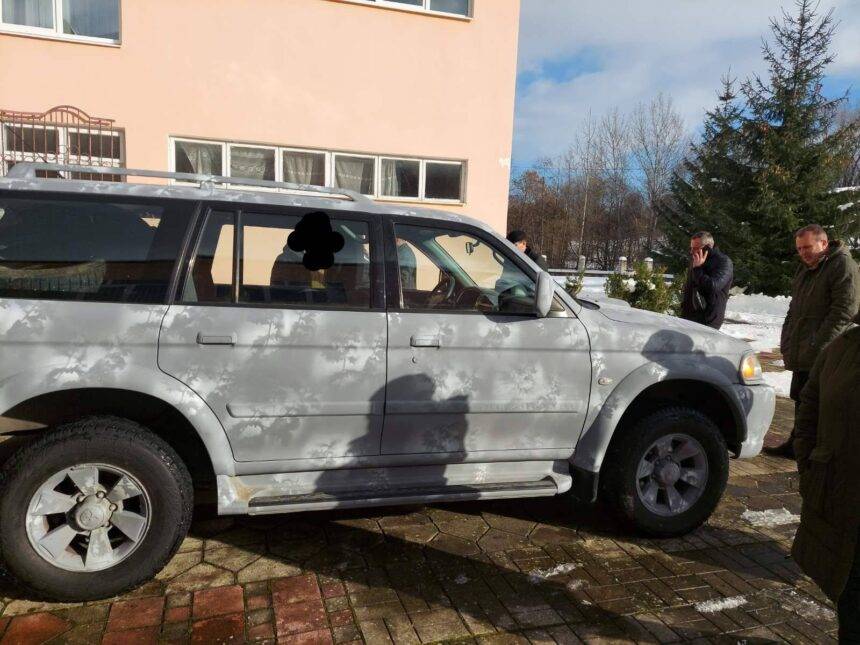 Працівники Долинського районного суду передали авто для потреб військових