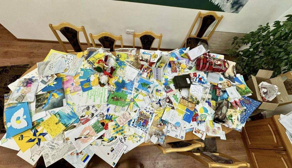 Франківські дітлахи підготували листівки для ЗСУ до свята Миколая