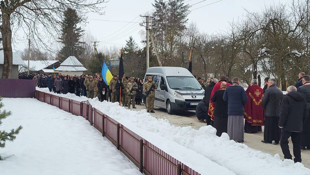 На Франківщині провели в останню путь полеглого героя Михайла Вінтоняка