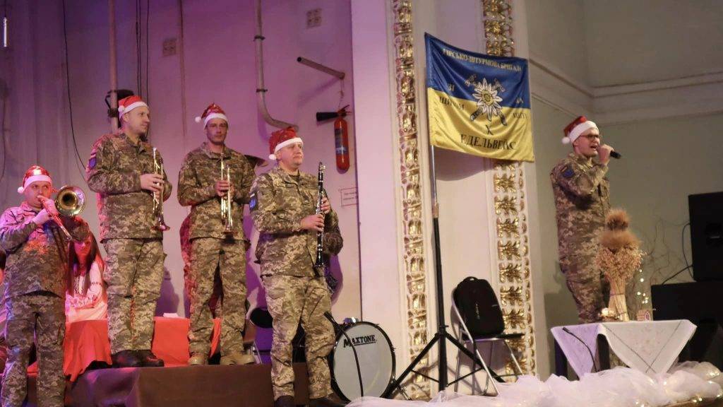 У Коломиї показали різдвяний мюзикл у супроводі військового оркестру