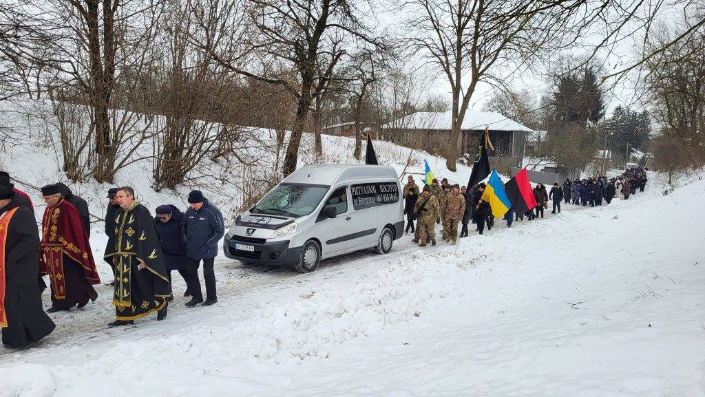 На Франківщині провели в останню путь полеглого героя Михайла Вінтоняка