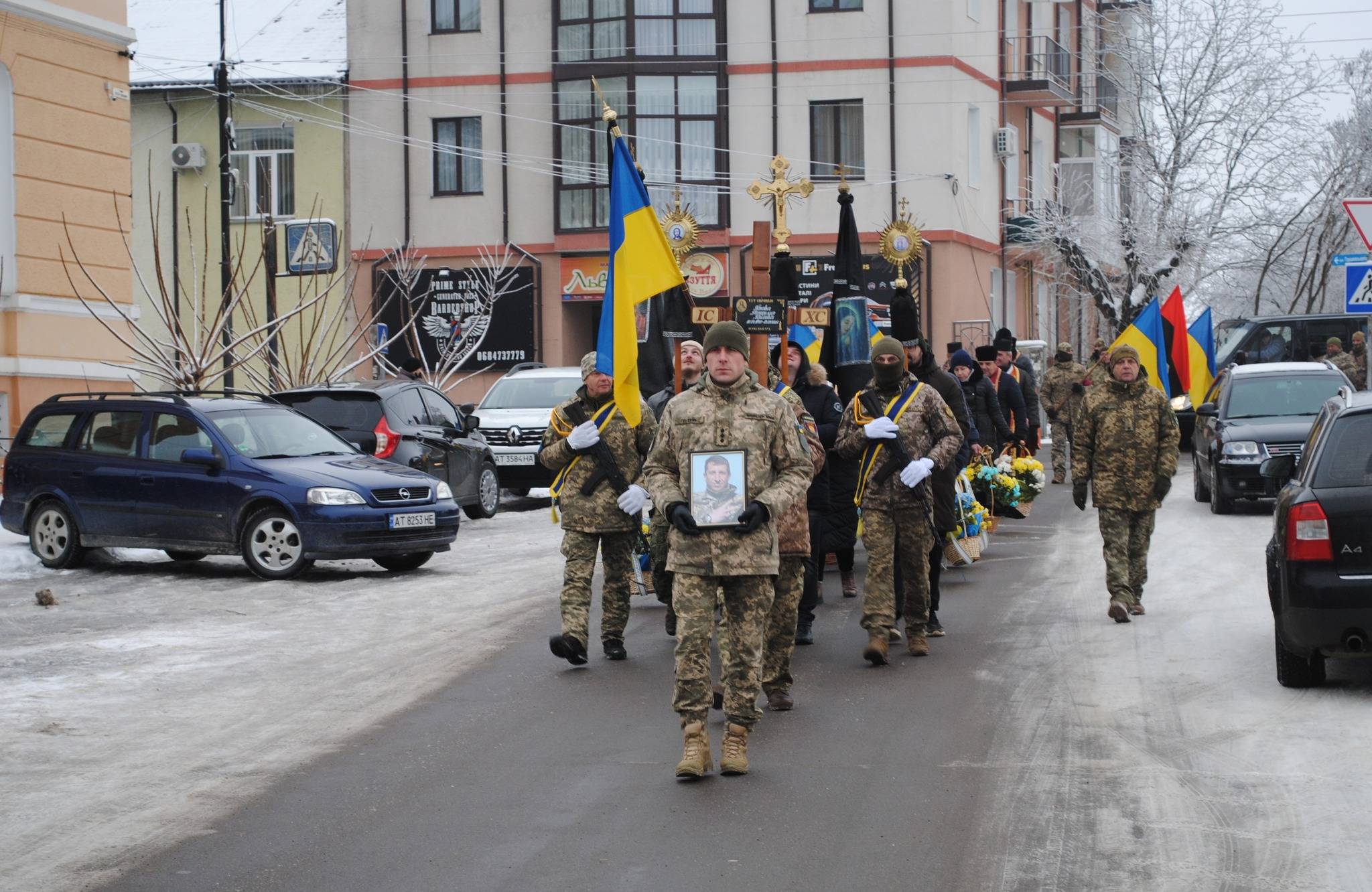 У Богородчанах, на велелюдному похороні, провели в останню путь полеглого героя Володимира Поповича