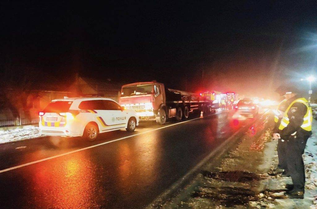 У Долині водій легковика загинув внаслідок ДТП з вантажівкою