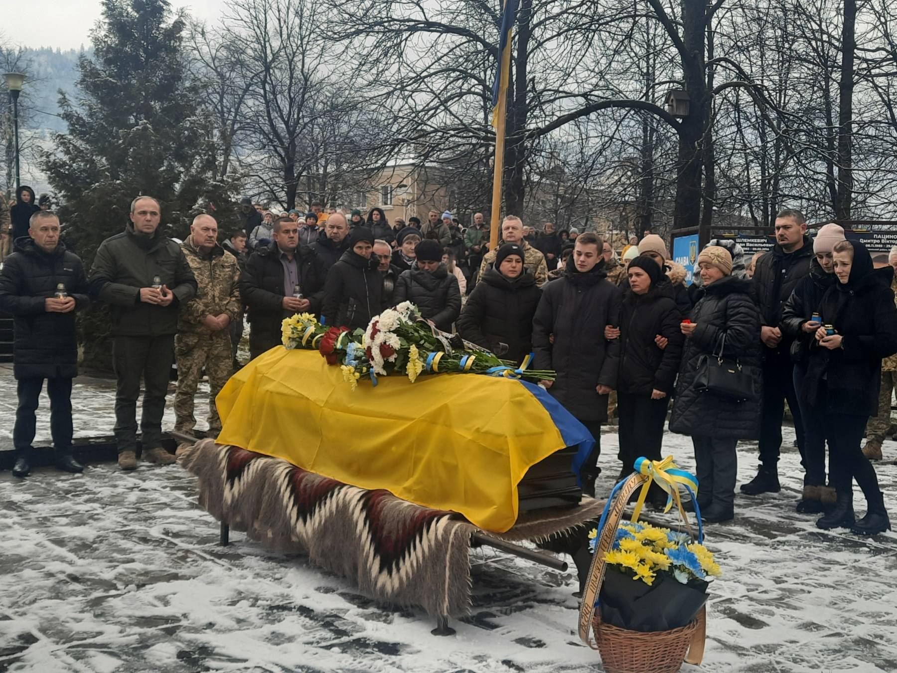 В обіймах синьо-жовтого стягу назавжди повернувся у Верховину боєць Леонід Мосорук