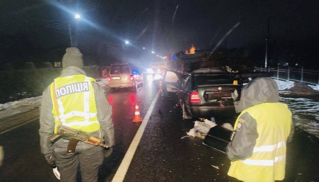 У Долині водій легковика загинув внаслідок ДТП з вантажівкою