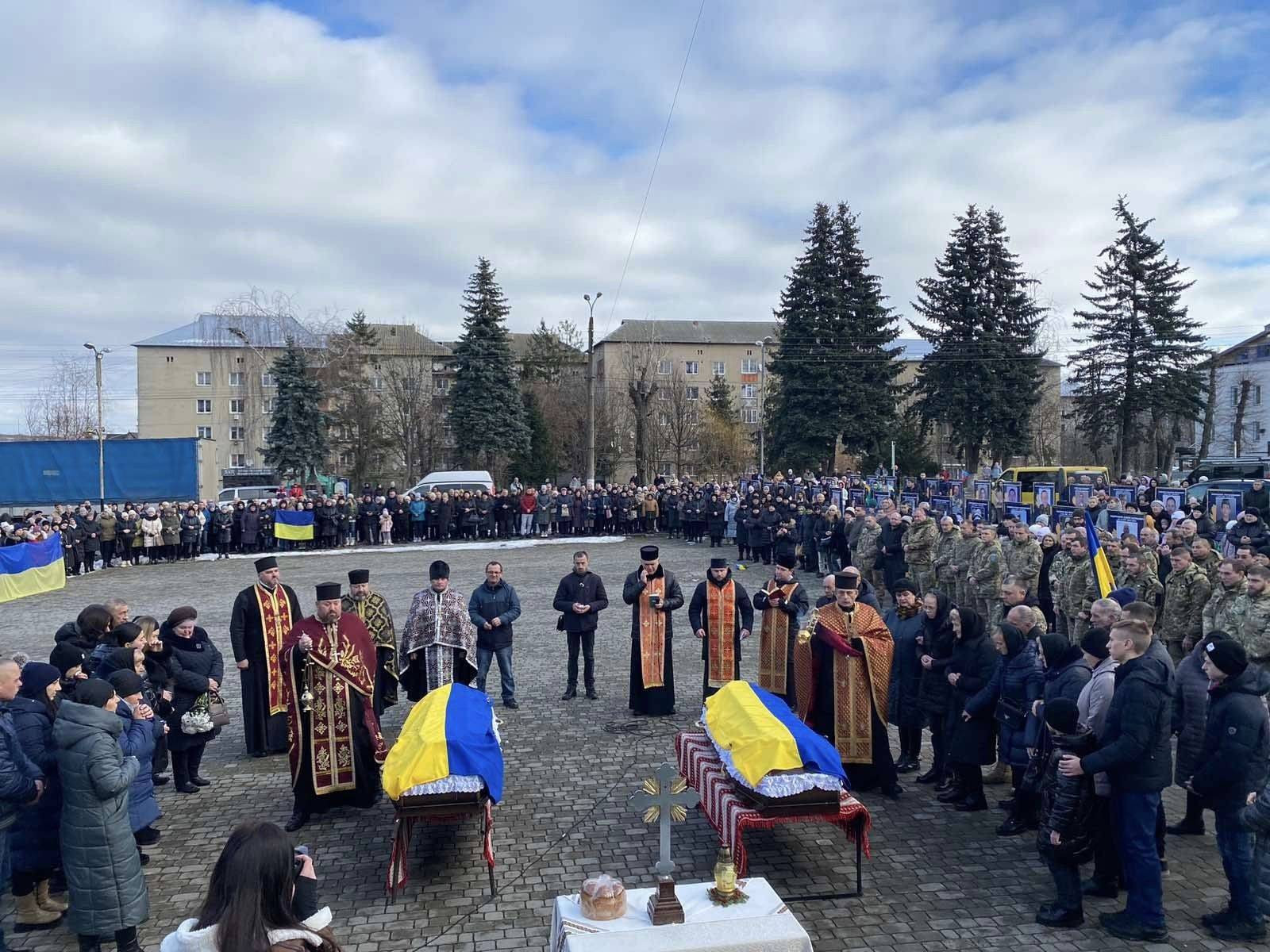 У громаді на Прикарпатті люди з почестями зустріли двох загиблих бійців