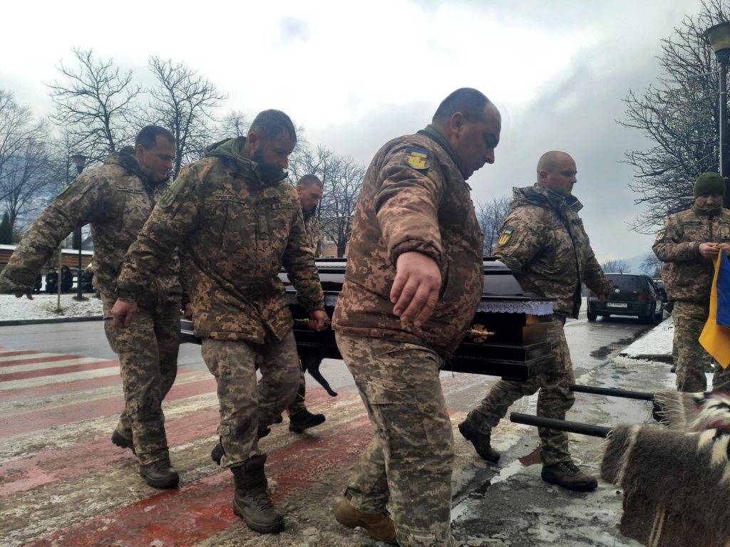 В обіймах синьо-жовтого стягу назавжди повернувся у Верховину боєць Леонід Мосорук