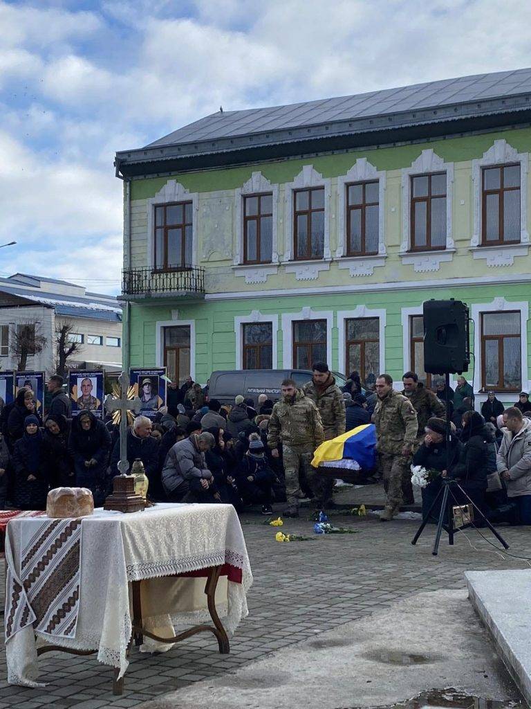 У громаді на Прикарпатті люди з почестями зустріли двох загиблих бійців