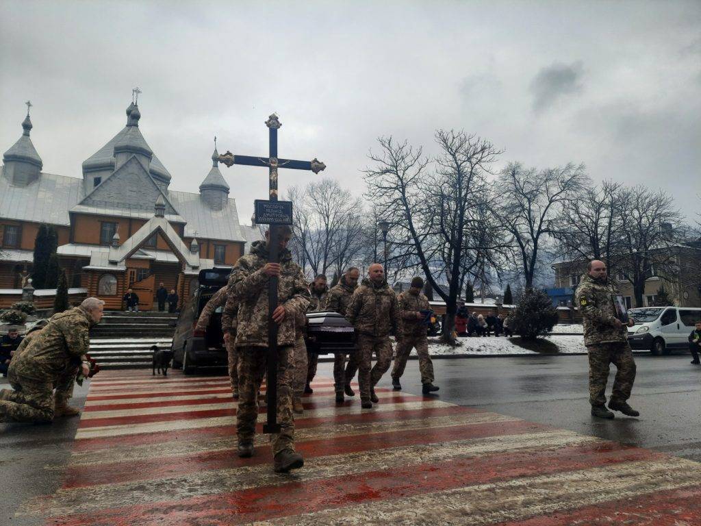 В обіймах синьо-жовтого стягу назавжди повернувся у Верховину боєць Леонід Мосорук