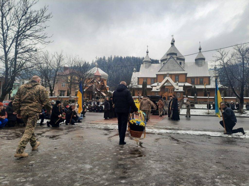 В обіймах синьо-жовтого стягу назавжди повернувся у Верховину боєць Леонід Мосорук