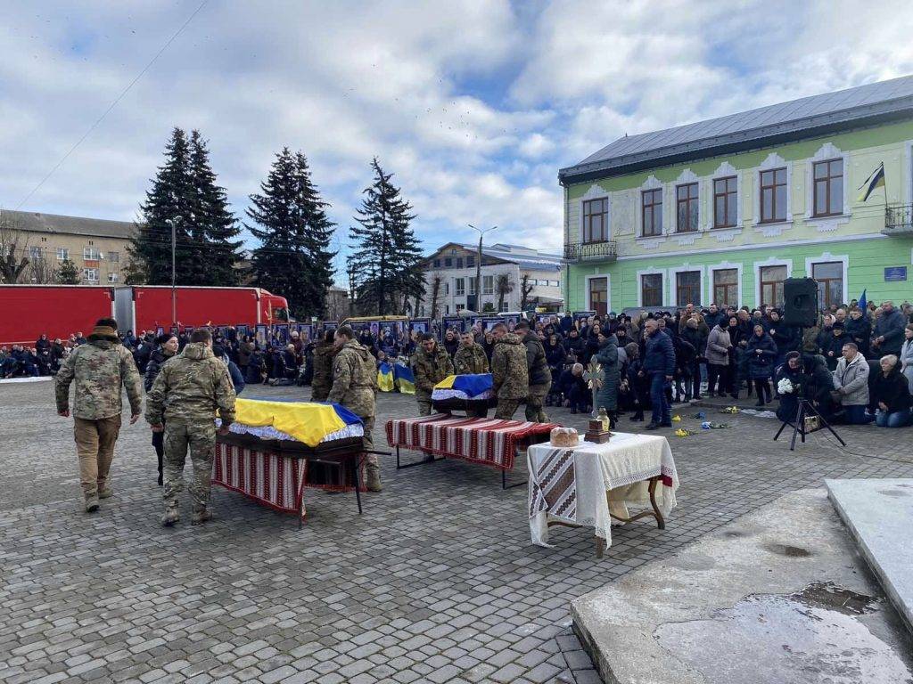 У громаді на Прикарпатті люди з почестями зустріли двох загиблих бійців