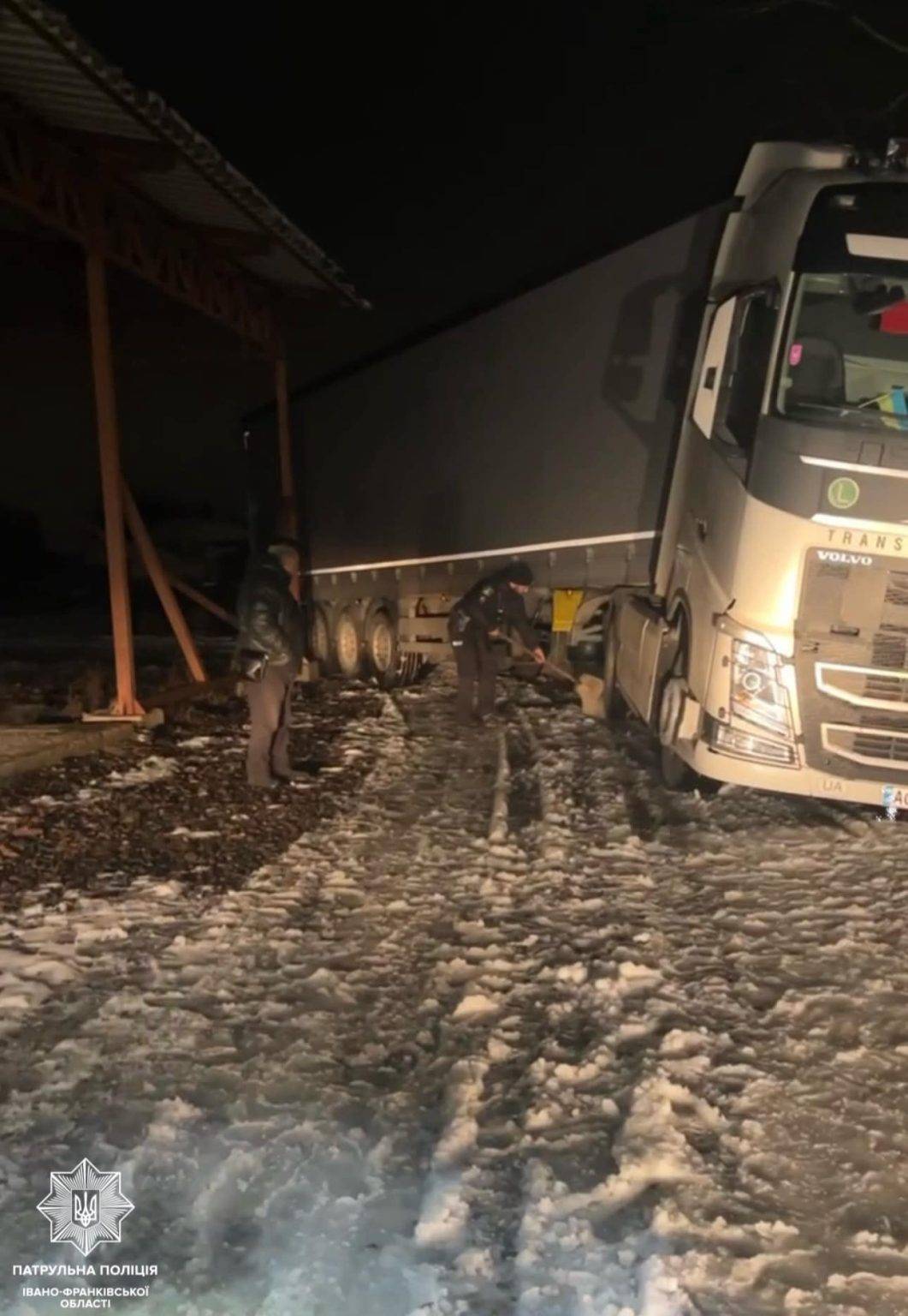 У Франківську вантажівка злетіла у кювет – витягали поліцейські