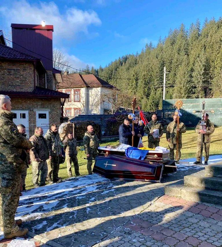 На Прикарпатті попрощалися із Леонідом Моросуком, який загинув у бою за Україну