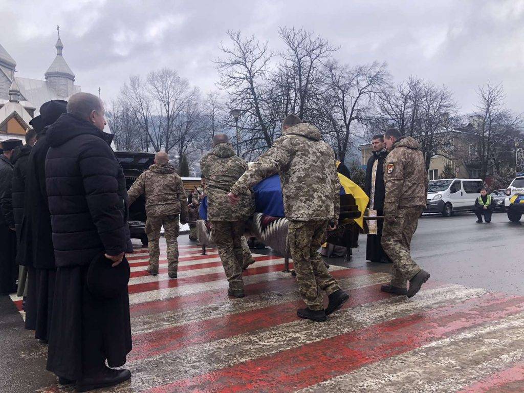 В обіймах синьо-жовтого стягу назавжди повернувся у Верховину боєць Леонід Мосорук