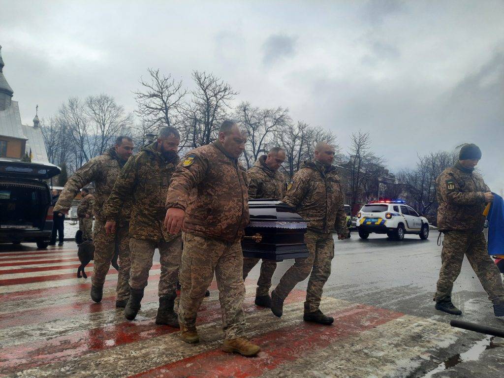 В обіймах синьо-жовтого стягу назавжди повернувся у Верховину боєць Леонід Мосорук